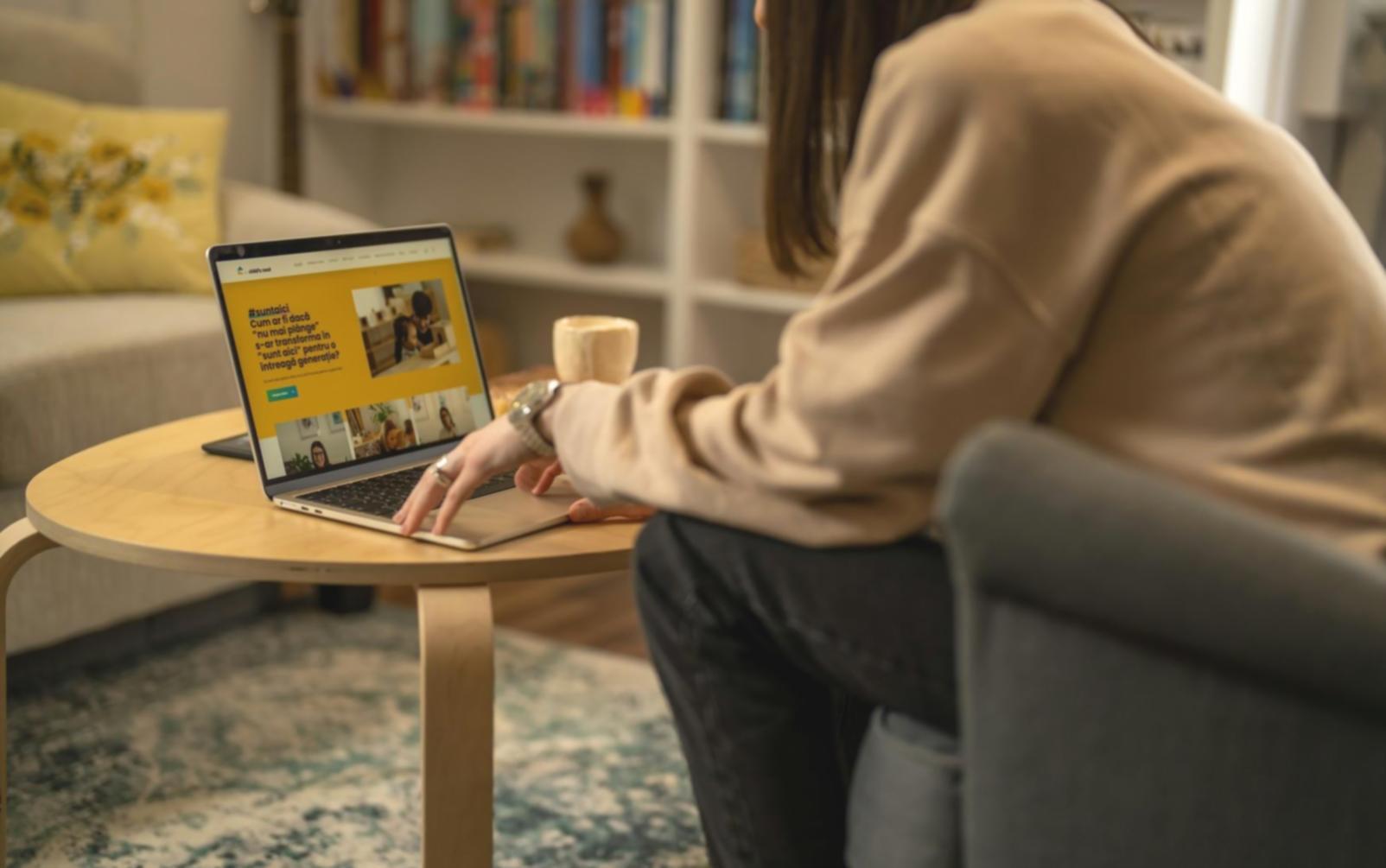Espacio de trabajo con documentos financieros y análisis de datos