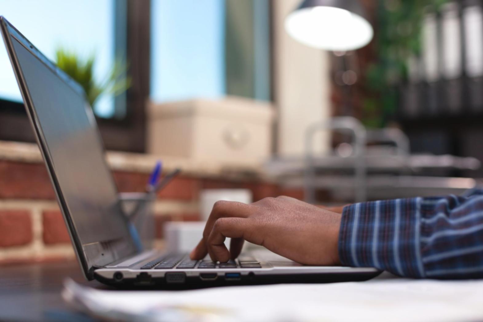 Estudiante trabajando en análisis financiero desde su espacio personal